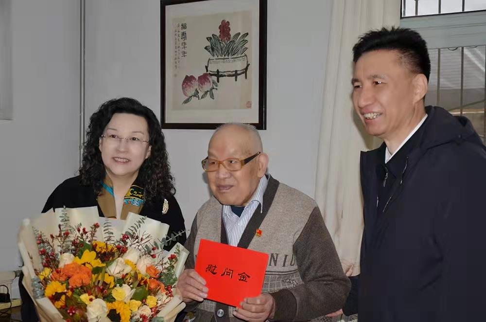 濟(jì)南產(chǎn)發(fā)集團(tuán)黨委副書記、總經(jīng)理黃蓓走訪慰問(wèn)離休老干部、老黨員